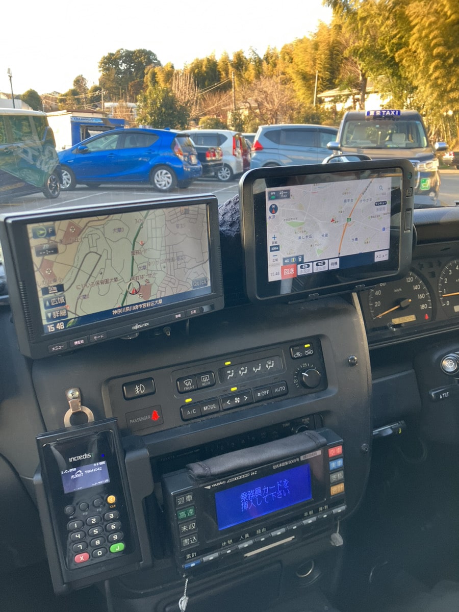 車両に付いているナビの写真